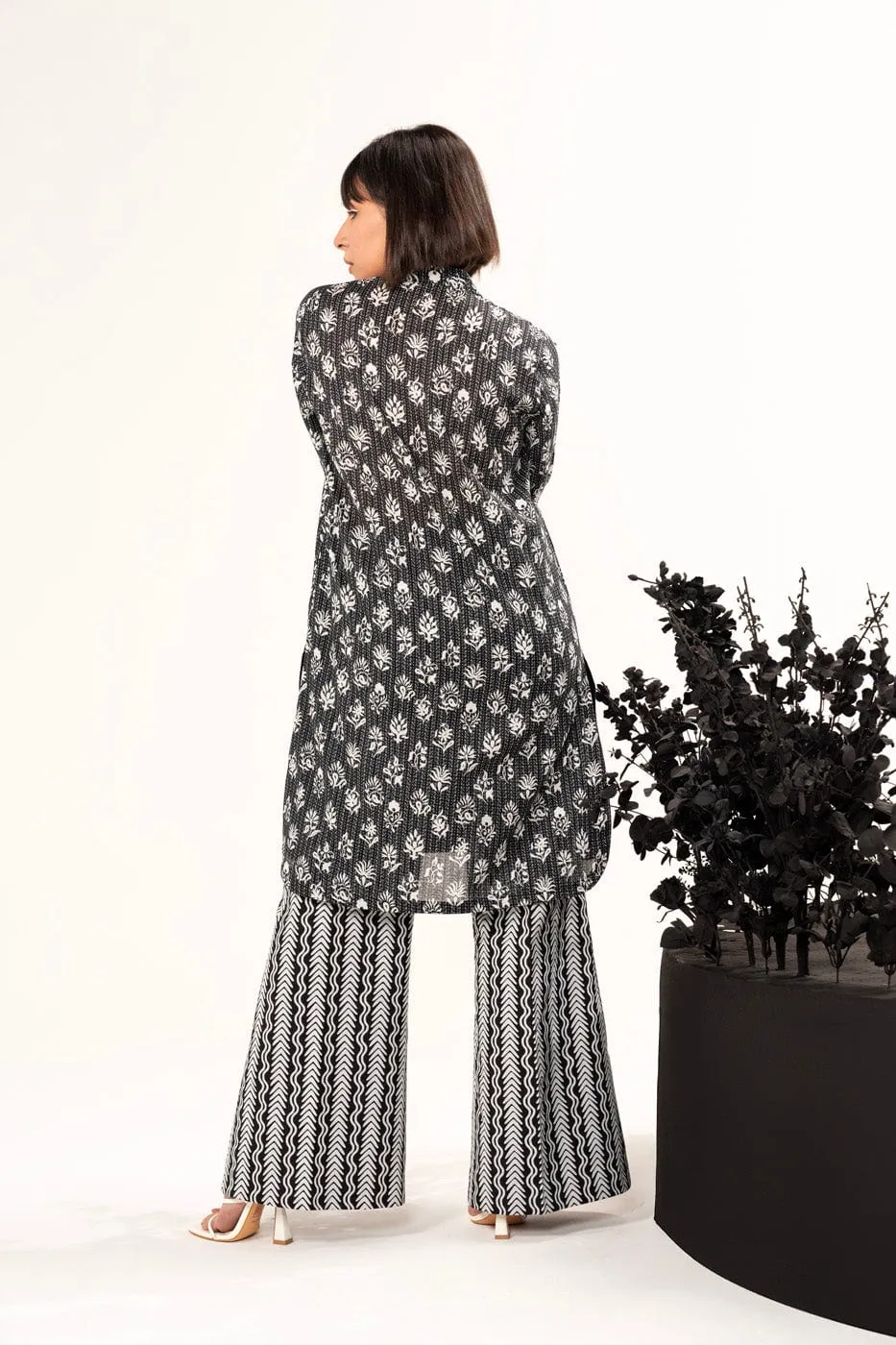 2 Pc Printed Lawn Shirt With Cambric Trouser